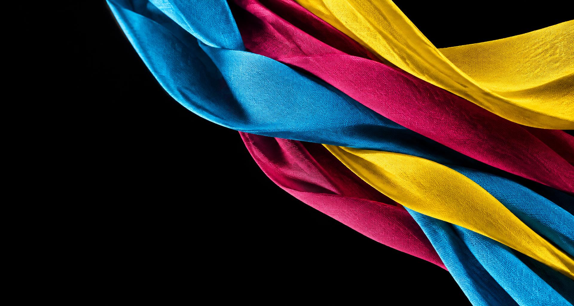 Tecidos nas cores ciano, magenta e amarelo da Print CMYK